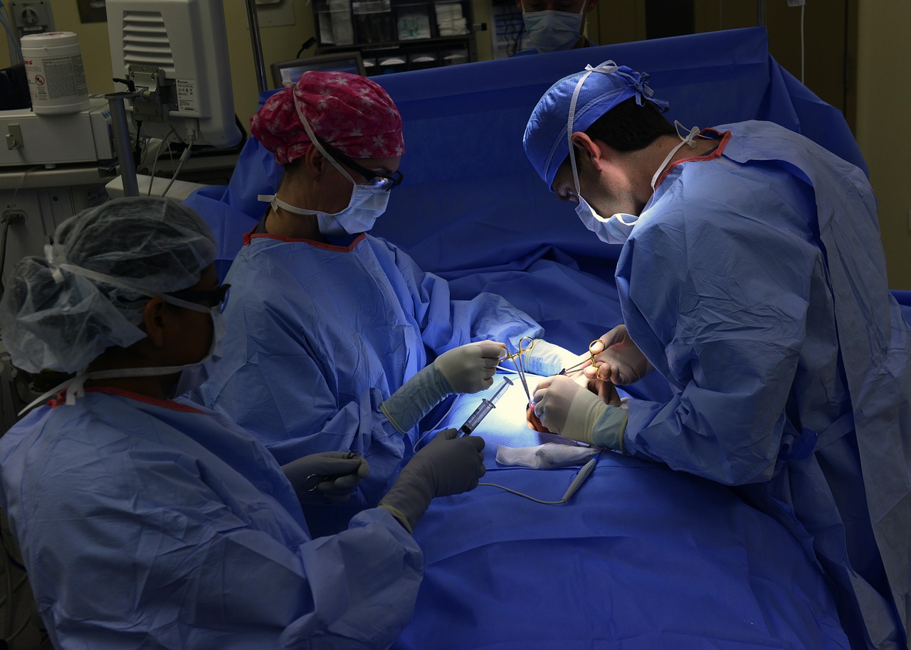 surgery-688378_1280